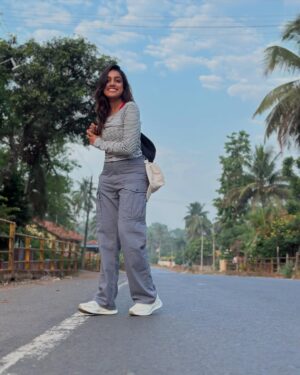 Ananya Amar Instagram - ಸಾರಿ ಸಾರಿ ಹೇಳುವೆ ನಿಂತು...ಯಲ್ಲಾಪುರ ಪ್ರೀತಿ ತುಂಬ್ತು ❤️ 
need my outfit deets??