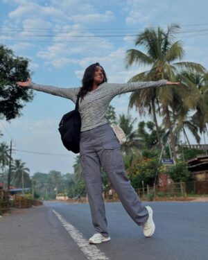 Ananya Amar Instagram - ಸಾರಿ ಸಾರಿ ಹೇಳುವೆ ನಿಂತು...ಯಲ್ಲಾಪುರ ಪ್ರೀತಿ ತುಂಬ್ತು ❤️ 
need my outfit deets??