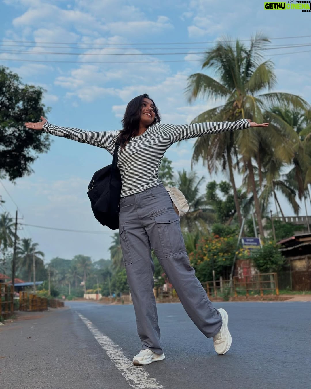 Ananya Amar - 39K Likes - ಸಾರಿ ಸಾರಿ ಹೇಳುವೆ ನಿಂತು...ಯಲ್ಲಾಪುರ ಪ್ರೀತಿ ತುಂಬ್ತು ❤️
need my outfit deets??