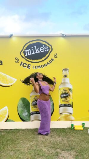Andressa Alves Instagram - Primeiro dia de @lollapaloozabr com a energia lá no alto, toda na cor de pitaia (meu sabor favorito da Mikes, óbvio)! Obrigada @mikesbr por esse convite incrível e claro deixar registrado minha gratidão por me deixar pronta com esse cabelo deuso que @studio.trancarte fez pra curtir cada momento!  Que venham mais dias inesquecíveis!