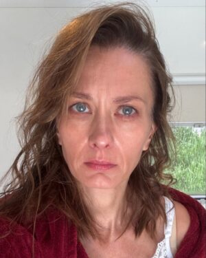 Anita Sokołowska Instagram - …
no, lubię, lubię taką charakteryzację. Moja postać Joanna, przesiąknięta strachem o córkę, zalana lękami, sparaliżowana nieumiejętnością działania. 
…
Nowy serial dla @streammaxpl 
…