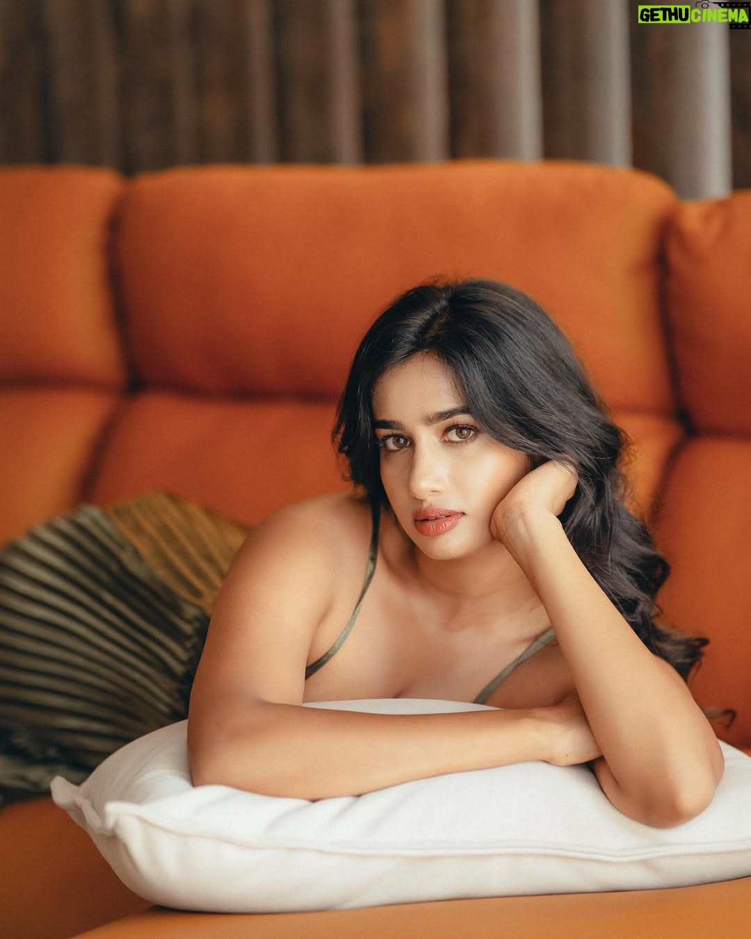 Anjali Anish - 5.2K Likes - couch potato 🛋️
.
.
Photos by @ponnappa
Make up by @rcbmakeover
Location @unitedspacesbangalore