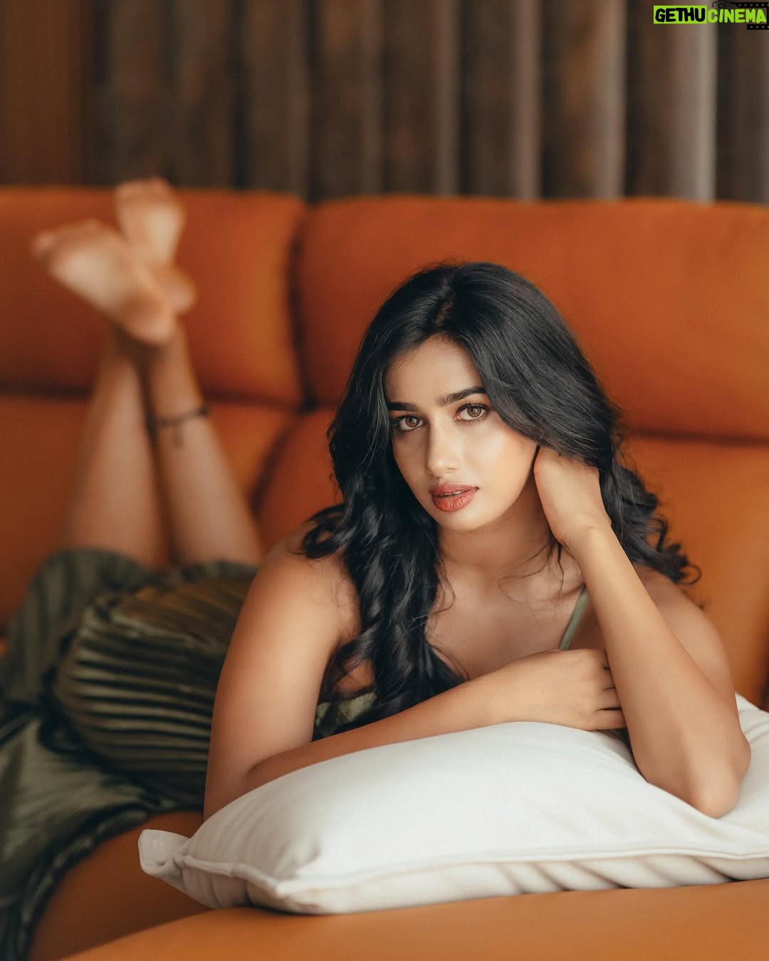 Anjali Anish - 5.2K Likes - couch potato 🛋️
.
.
Photos by @ponnappa
Make up by @rcbmakeover
Location @unitedspacesbangalore