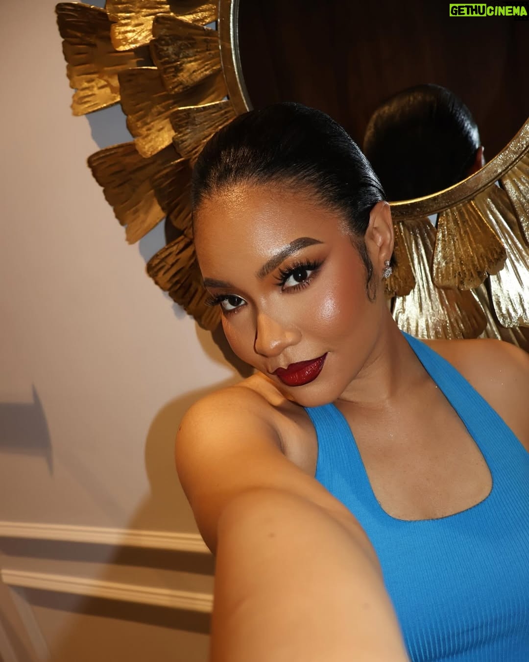 Anna Banner - 9K Likes - Hey babe, send me a selfie….
Me : say no more 💋
•
•
•
•
Makeup @glowwithlilian
