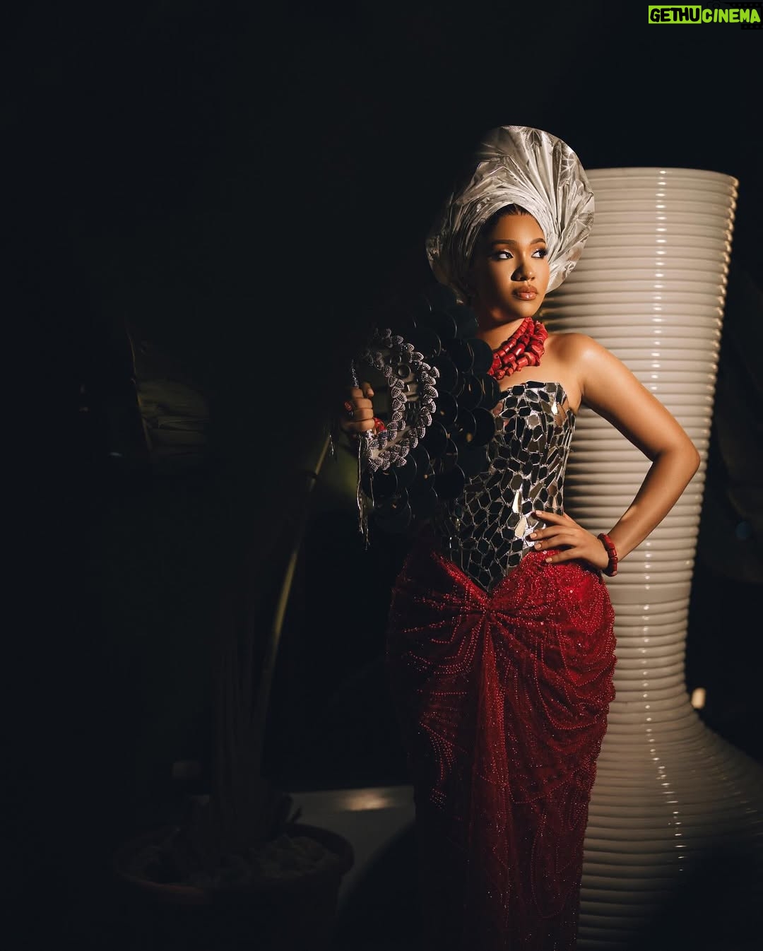 Anna Banner - 23.4K Likes - IFENKILI ❤️
STUNNING OUTFIT @nelo.woman
Makeup @glowwithlilian
Gele @amex_geleart
Beads @Tophertonyjewelry
Hair stylist @hairbybube_
Photography: @streetically
#nelobride