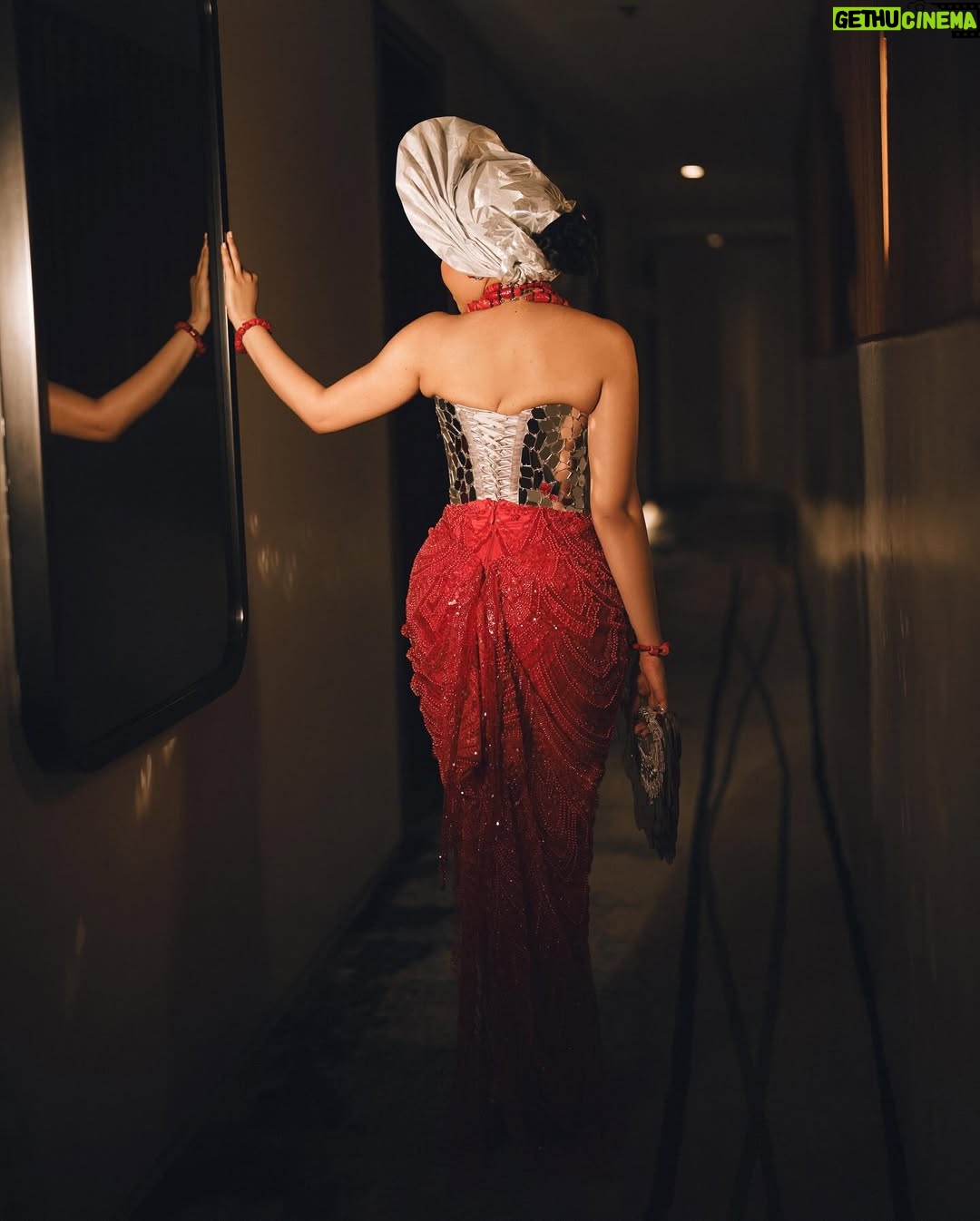 Anna Banner - 23.4K Likes - IFENKILI ❤️
STUNNING OUTFIT @nelo.woman
Makeup @glowwithlilian
Gele @amex_geleart
Beads @Tophertonyjewelry
Hair stylist @hairbybube_
Photography: @streetically
#nelobride