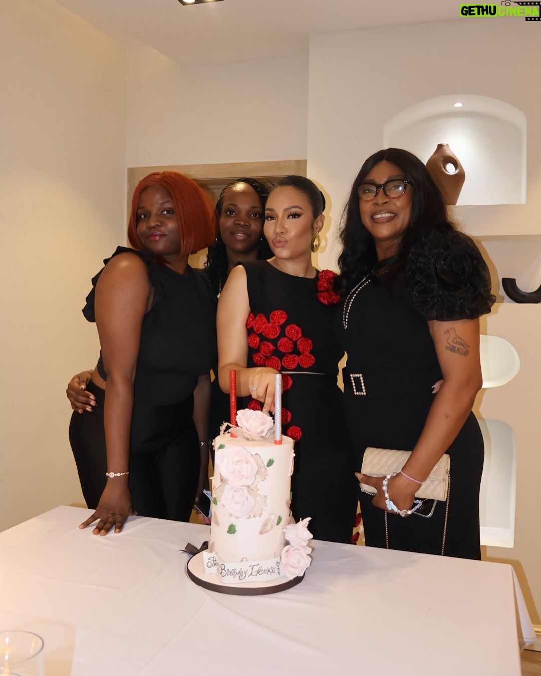 Anna Banner - 9.4K Likes - It was in such a beautiful atmosphere with my family and loved ones!
The surprise Queen was surprised 😩 led by @slimzobs
Thank you to everyone who was part of my day🥰
•
I actually thought I was just going to have dinner with my ❤️
and then boom!!! Surprise!!😆🥰
#ifenkili ❤️
•
•
Two piece @nelowoman.rtw
Makeup @glowwithlilian
Hair @hairssence
