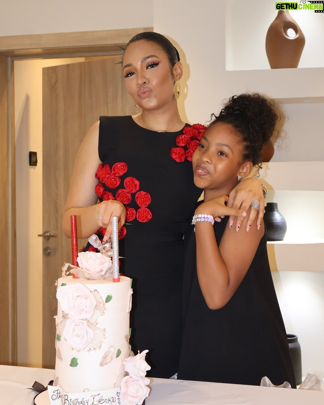 Anna Banner - 9.4K Likes - It was in such a beautiful atmosphere with my family and loved ones!
The surprise Queen was surprised 😩 led by @slimzobs
Thank you to everyone who was part of my day🥰
•
I actually thought I was just going to have dinner with my ❤️
and then boom!!! Surprise!!😆🥰
#ifenkili ❤️
•
•
Two piece @nelowoman.rtw
Makeup @glowwithlilian
Hair @hairssence