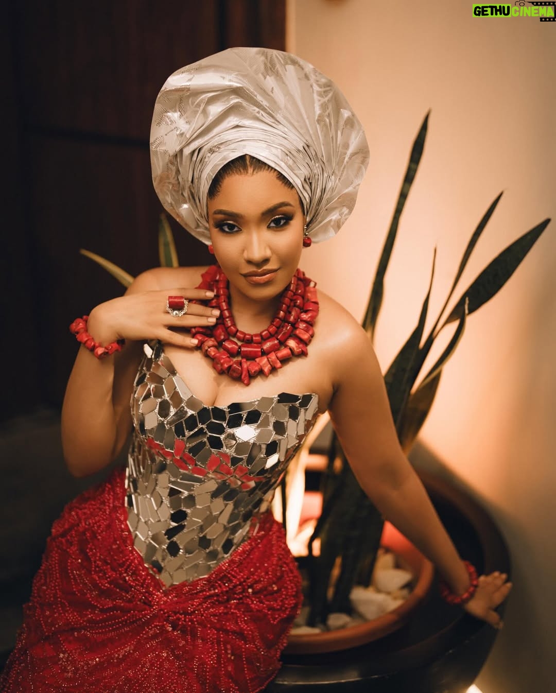 Anna Banner - 23.4K Likes - IFENKILI ❤️
STUNNING OUTFIT @nelo.woman
Makeup @glowwithlilian
Gele @amex_geleart
Beads @Tophertonyjewelry
Hair stylist @hairbybube_
Photography: @streetically
#nelobride