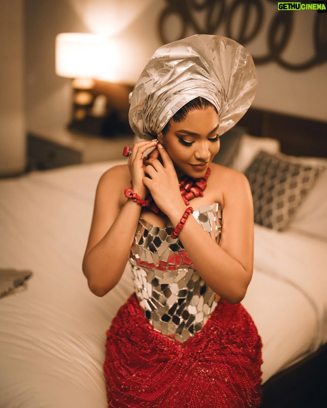 Anna Banner - 23.4K Likes - IFENKILI ❤️
STUNNING OUTFIT @nelo.woman
Makeup @glowwithlilian
Gele @amex_geleart
Beads @Tophertonyjewelry
Hair stylist @hairbybube_
Photography: @streetically
#nelobride