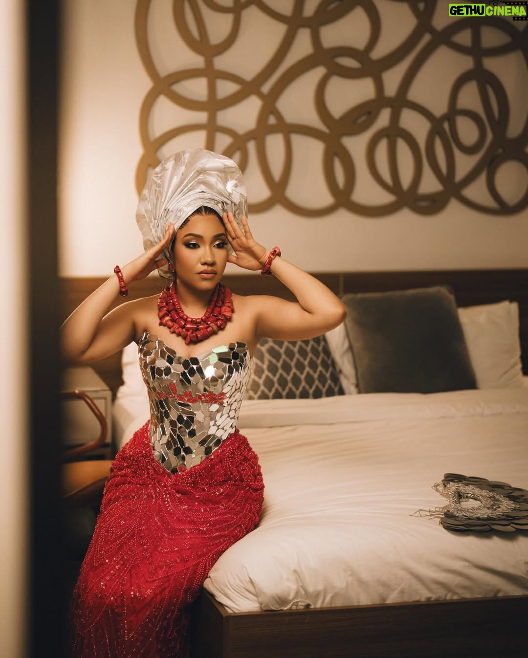 Anna Banner - 23.4K Likes - IFENKILI ❤️
STUNNING OUTFIT @nelo.woman
Makeup @glowwithlilian
Gele @amex_geleart
Beads @Tophertonyjewelry
Hair stylist @hairbybube_
Photography: @streetically
#nelobride