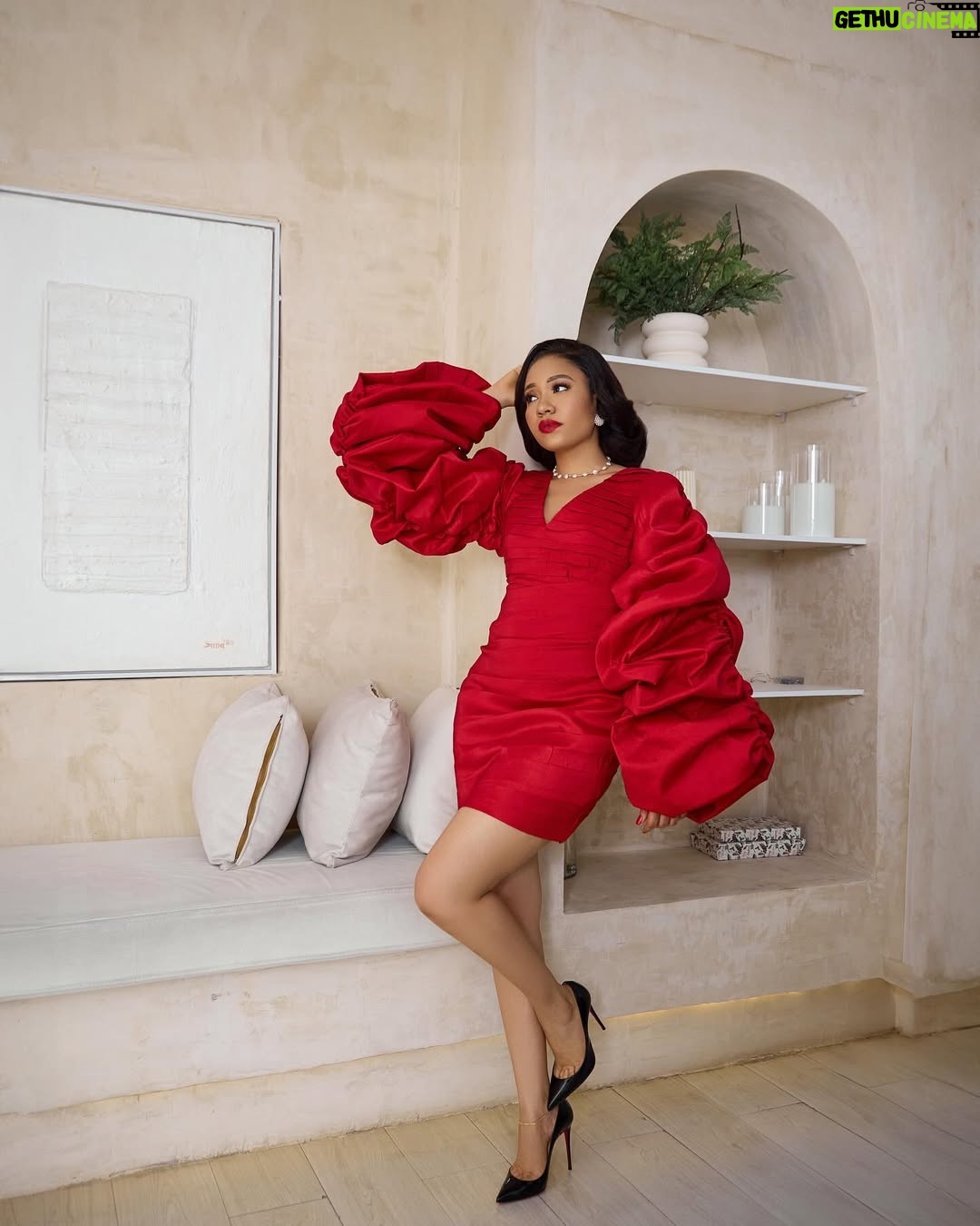 Anna Banner - 8.7K Likes - Happy new year ❤️
#2025 #gratitude
•
•
Dress @nelowoman.rtw
Photography @peter_stonee