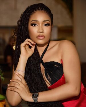 Anna Banner Instagram - Hey you…❤️
Have a blessed week 🙏🏻
•
Jewelry @bigbag_emporium 
Photo @peter_stonee 
Make up @glowwithlilian 
Location @knowherelagos