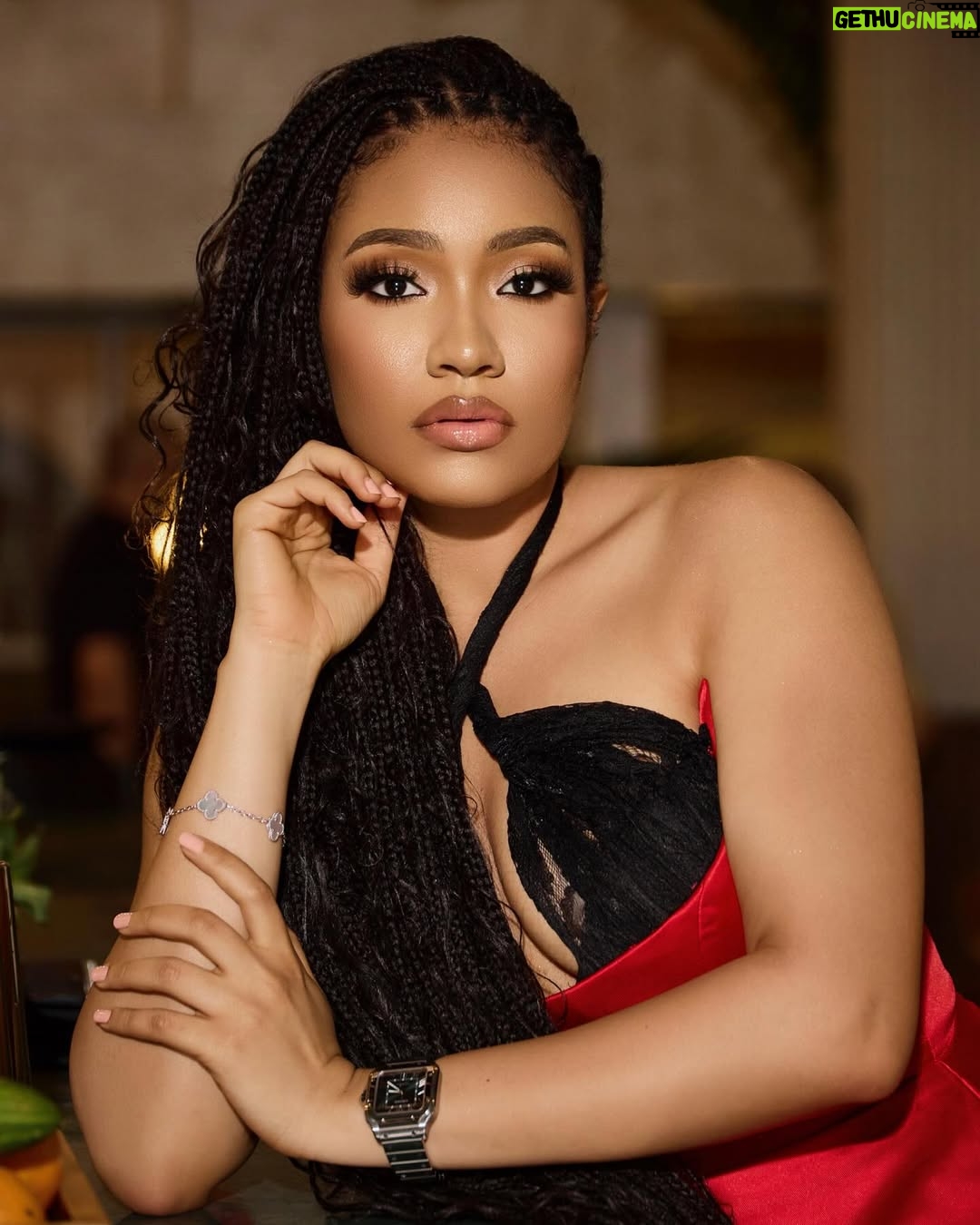 Anna Banner - 11.6K Likes - Hey you…❤️
Have a blessed week 🙏🏻
•
Jewelry @bigbag_emporium
Photo @peter_stonee
Make up @glowwithlilian
Location @knowherelagos