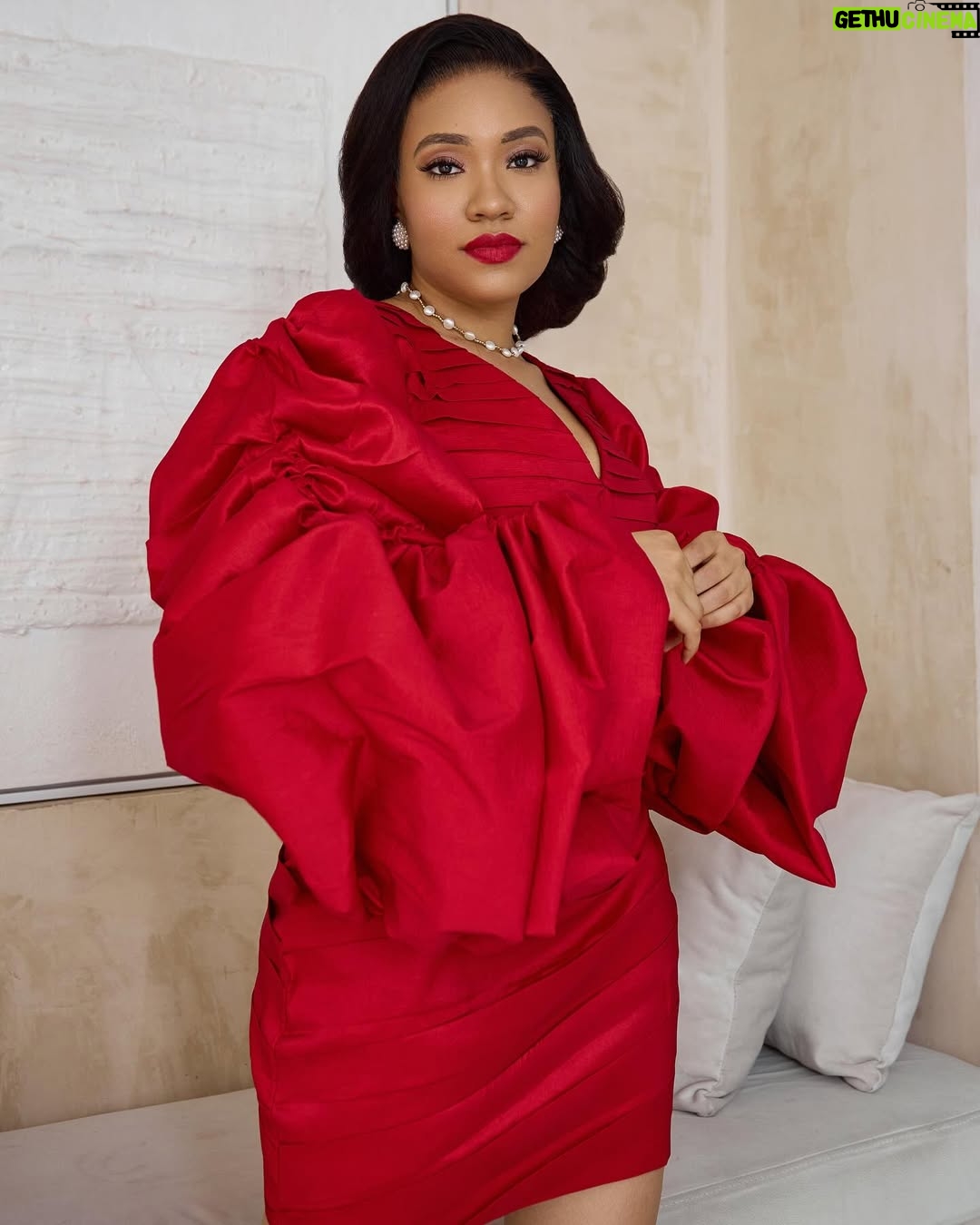 Anna Banner - 8.7K Likes - Happy new year ❤️
#2025 #gratitude
•
•
Dress @nelowoman.rtw
Photography @peter_stonee