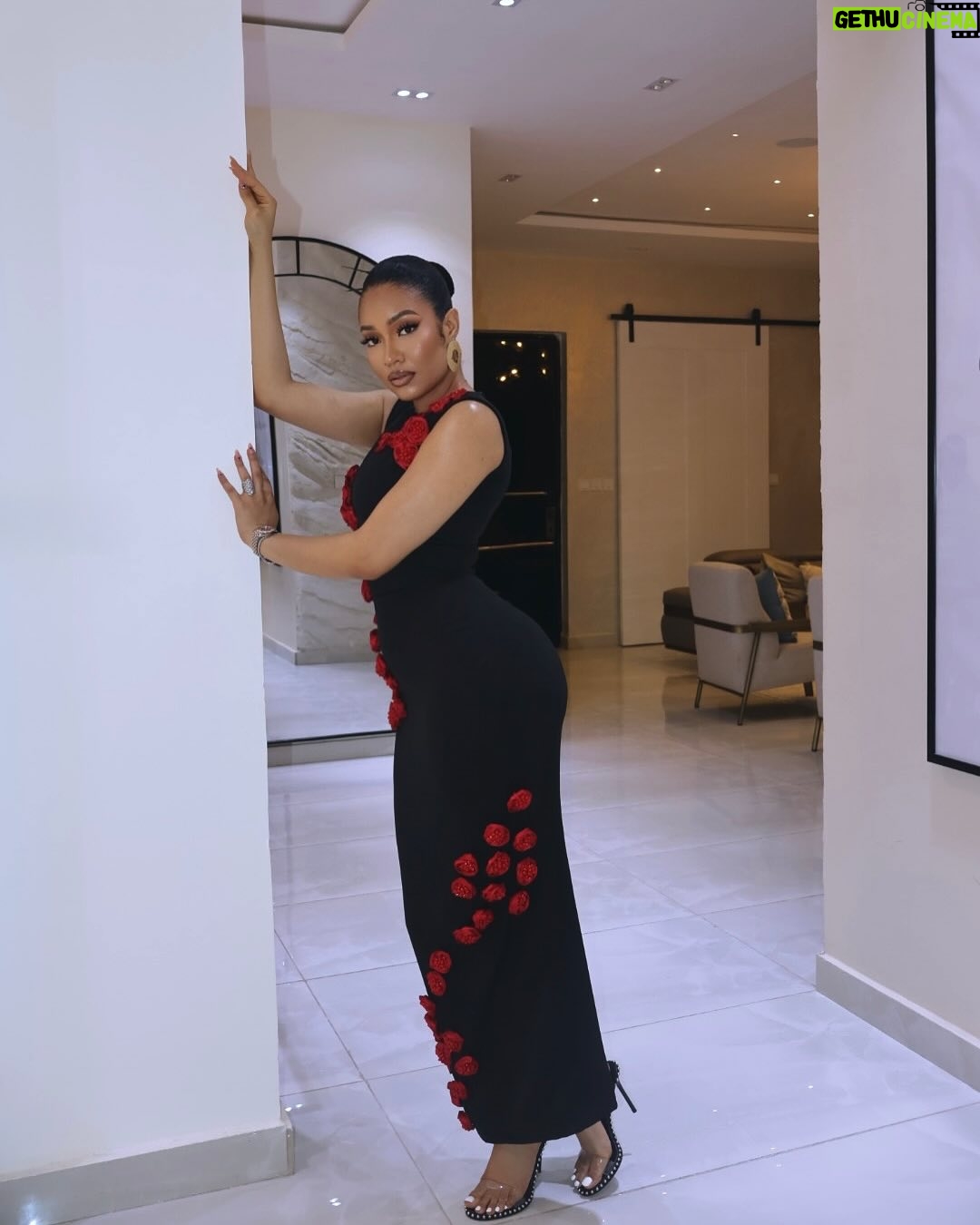 Anna Banner - 9.4K Likes - It was in such a beautiful atmosphere with my family and loved ones!
The surprise Queen was surprised 😩 led by @slimzobs
Thank you to everyone who was part of my day🥰
•
I actually thought I was just going to have dinner with my ❤️
and then boom!!! Surprise!!😆🥰
#ifenkili ❤️
•
•
Two piece @nelowoman.rtw
Makeup @glowwithlilian
Hair @hairssence
