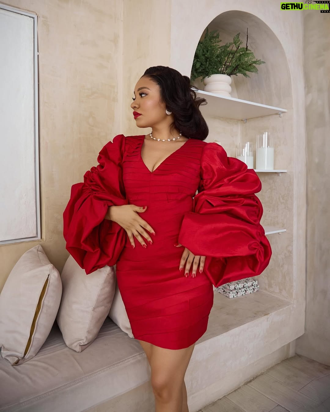 Anna Banner - 8.7K Likes - Happy new year ❤️
#2025 #gratitude
•
•
Dress @nelowoman.rtw
Photography @peter_stonee