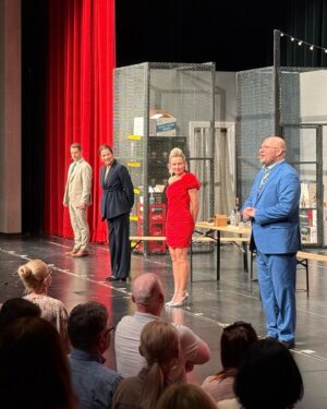 Anna Dereszowska Instagram - Emocje po amerykańskiej przygodzie „Wstydu” zostaną we mnie na długo! 🇺🇸🎭

Polonia w Chicago, New Jersey i Connecticut dała mi ogromną dawkę pozytywnej energii. 💛 Wspaniale było przyjechać do Was z oryginalną, polską sztuką Marka Modzelewskiego — aktualnym, zabawnym, ale i dotkliwym „Wstydem”.

Po spektaklach wiele razy słyszałam, jak ważny jest dla Was kontakt z polską kulturą — i że czekacie na więcej!

@spektaklove – może czas na szersze tournée światowe? 😅 Ja jestem gotowa… chyba!

Tymczasem wracamy na trasę po Polsce!
📍 Dziś: Poznań
📍 Jutro: Kielce
📍 Sobota: Cieszyn
📍 Niedziela: Kraków

Z kim się widzę? 🙌

PS
Spacerując po Nowym Jorku z rodziną, spotkałam dwie panie, które były na naszych spektaklach. ❤️Świat jest nieprawdopodobnie maleńki!

#teatr #kochamteatr