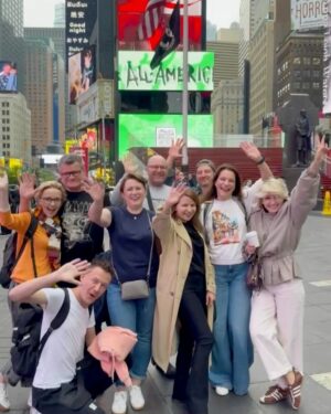 Anna Dereszowska Instagram - Emocje po amerykańskiej przygodzie „Wstydu” zostaną we mnie na długo! 🇺🇸🎭

Polonia w Chicago, New Jersey i Connecticut dała mi ogromną dawkę pozytywnej energii. 💛 Wspaniale było przyjechać do Was z oryginalną, polską sztuką Marka Modzelewskiego — aktualnym, zabawnym, ale i dotkliwym „Wstydem”.

Po spektaklach wiele razy słyszałam, jak ważny jest dla Was kontakt z polską kulturą — i że czekacie na więcej!

@spektaklove – może czas na szersze tournée światowe? 😅 Ja jestem gotowa… chyba!

Tymczasem wracamy na trasę po Polsce!
📍 Dziś: Poznań
📍 Jutro: Kielce
📍 Sobota: Cieszyn
📍 Niedziela: Kraków

Z kim się widzę? 🙌

PS
Spacerując po Nowym Jorku z rodziną, spotkałam dwie panie, które były na naszych spektaklach. ❤️Świat jest nieprawdopodobnie maleńki!

#teatr #kochamteatr