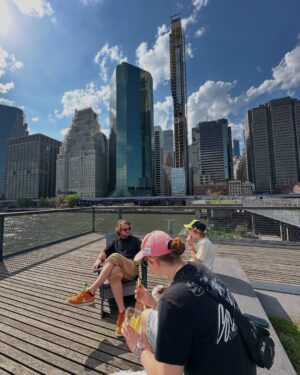 Anna Dereszowska Instagram - Zanim codzienność pochłonie nas bez reszty – jeszcze odrobina nowojorskiej magii.🗽❤️

Ten wyjazd był intensywny, ale dokładnie taki, jak lubimy ( nawet w dniu wylotu wpadliśmy jeszcze do Whitney 🎨).

Kaziu, nasz nowy „wujku przygodo” – dziękujemy za zabranie nas poza utarte turystyczne szlaki. Ta miejscówka na plaży – absolutna bajka 😍 No i oczywiście tour po Brooklyn Heights, DUMBO, Arthur Ashe Stadium i całym kompleksie Flushing Meadows – sercu US Open. Zwiedzanie z lokalnym przewodnikiem ma zupełnie inny wymiar😍. Wierzę, że to dopiero początek naszej transatlantyckiej przyjaźni! 🌍🤍

Nowy Jorku, dziękujemy! Na pewno wrócimy.❤️ 

PS
Dziękuję za perfekcyjną organizację, opiekę i wszelką pomoc Organizatorowi naszych spektakli (bo przecież graliśmy tu “Wstyd”!), Zygmuntowi!
Zygi – Twoje polskie poczucie humoru   amerykański luz – UWIELBIAM!🥰

#newyorkcity #nyctravel #familytravel #citytrip #nycmagic #urbanexplorer