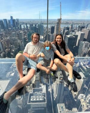 Anna Dereszowska Instagram - Zanim codzienność pochłonie nas bez reszty – jeszcze odrobina nowojorskiej magii.🗽❤️

Ten wyjazd był intensywny, ale dokładnie taki, jak lubimy ( nawet w dniu wylotu wpadliśmy jeszcze do Whitney 🎨).

Kaziu, nasz nowy „wujku przygodo” – dziękujemy za zabranie nas poza utarte turystyczne szlaki. Ta miejscówka na plaży – absolutna bajka 😍 No i oczywiście tour po Brooklyn Heights, DUMBO, Arthur Ashe Stadium i całym kompleksie Flushing Meadows – sercu US Open. Zwiedzanie z lokalnym przewodnikiem ma zupełnie inny wymiar😍. Wierzę, że to dopiero początek naszej transatlantyckiej przyjaźni! 🌍🤍

Nowy Jorku, dziękujemy! Na pewno wrócimy.❤️ 

PS
Dziękuję za perfekcyjną organizację, opiekę i wszelką pomoc Organizatorowi naszych spektakli (bo przecież graliśmy tu “Wstyd”!), Zygmuntowi!
Zygi – Twoje polskie poczucie humoru   amerykański luz – UWIELBIAM!🥰

#newyorkcity #nyctravel #familytravel #citytrip #nycmagic #urbanexplorer