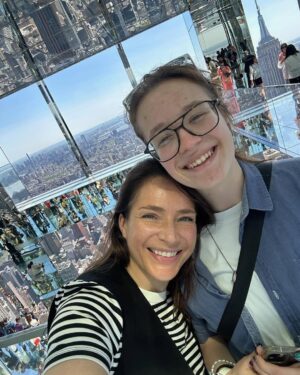Anna Dereszowska Instagram - Zanim codzienność pochłonie nas bez reszty – jeszcze odrobina nowojorskiej magii.🗽❤️

Ten wyjazd był intensywny, ale dokładnie taki, jak lubimy ( nawet w dniu wylotu wpadliśmy jeszcze do Whitney 🎨).

Kaziu, nasz nowy „wujku przygodo” – dziękujemy za zabranie nas poza utarte turystyczne szlaki. Ta miejscówka na plaży – absolutna bajka 😍 No i oczywiście tour po Brooklyn Heights, DUMBO, Arthur Ashe Stadium i całym kompleksie Flushing Meadows – sercu US Open. Zwiedzanie z lokalnym przewodnikiem ma zupełnie inny wymiar😍. Wierzę, że to dopiero początek naszej transatlantyckiej przyjaźni! 🌍🤍

Nowy Jorku, dziękujemy! Na pewno wrócimy.❤️ 

PS
Dziękuję za perfekcyjną organizację, opiekę i wszelką pomoc Organizatorowi naszych spektakli (bo przecież graliśmy tu “Wstyd”!), Zygmuntowi!
Zygi – Twoje polskie poczucie humoru   amerykański luz – UWIELBIAM!🥰

#newyorkcity #nyctravel #familytravel #citytrip #nycmagic #urbanexplorer