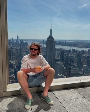 Anna Dereszowska Instagram - Zanim codzienność pochłonie nas bez reszty – jeszcze odrobina nowojorskiej magii.🗽❤️

Ten wyjazd był intensywny, ale dokładnie taki, jak lubimy ( nawet w dniu wylotu wpadliśmy jeszcze do Whitney 🎨).

Kaziu, nasz nowy „wujku przygodo” – dziękujemy za zabranie nas poza utarte turystyczne szlaki. Ta miejscówka na plaży – absolutna bajka 😍 No i oczywiście tour po Brooklyn Heights, DUMBO, Arthur Ashe Stadium i całym kompleksie Flushing Meadows – sercu US Open. Zwiedzanie z lokalnym przewodnikiem ma zupełnie inny wymiar😍. Wierzę, że to dopiero początek naszej transatlantyckiej przyjaźni! 🌍🤍

Nowy Jorku, dziękujemy! Na pewno wrócimy.❤️ 

PS
Dziękuję za perfekcyjną organizację, opiekę i wszelką pomoc Organizatorowi naszych spektakli (bo przecież graliśmy tu “Wstyd”!), Zygmuntowi!
Zygi – Twoje polskie poczucie humoru   amerykański luz – UWIELBIAM!🥰

#newyorkcity #nyctravel #familytravel #citytrip #nycmagic #urbanexplorer