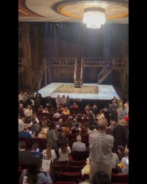 Anna Dereszowska Instagram - Broadway to bez dwóch zdań teatralne serce Nowego Jorku. Znajdziemy tu różne formy sceniczne (obecnie można na przykład zobaczyć „Otella” z Jake’em Gyllenhaalem i Denzelem Washingtonem czy „Good Night, and Good Luck” z George’em Clooneyem), ale właśnie musicale są jego znakiem rozpoznawczym.

Spośród szerokiej oferty granych tytułów wybraliśmy dwa – „Aladdin” z myślą o Maksiu oraz „Hamilton” z myślą o Lence. Ten pierwszy — jak mówiły dzieci — spoko, ale szału nie ma. Natomiast Hamilton nas pozamiatał.

Żadna z tych realizacji nie jest nowa. Hamilton jest grany na Broadwayu prawie 10 lat i oglądaliśmy kolejną już obsadę. Nie zmienia to faktu, że jest fenomenalny! Znakomita rola tytułowa, niezwykle zabawny król, fantastyczna główna rola kobieca.

Jak oni śpiewają!!!!! Jak harmonizują ze sobą. Z jaką łatwością (oczywiście pozorną, wymagającą ogromnej pracy) przychodzi im operowanie głosem – od pianissimo do forte. Jak fachowo sterują nastrojami publiczności. Chichraliśmy się w głos, a pod koniec dwa razy z Leną płakałyśmy jak dzieciaki.

Zamiast klasycznych dialogów mamy płynnie przechodzące w siebie utwory, niosące całą narrację. Muzyka to mieszanka hip-hopu (nawet Jefferson rapuje! 😅), R&B, soulu i musicalowej klasyki. Świetne aranżacje, oczywiście żywa orkiestra pod sceną, genialne światło i mądrze wykorzystana obrotówka na scenie oraz prosta, a jednocześnie dająca duże możliwości scenografia – wszystko dopracowane w najmniejszym szczególe. Nawet nasz Maks siedział jak zahipnotyzowany, a spektakl do najkrótszych nie należy.

Na scenie ożywa historia ojców założycieli Stanów Zjednoczonych (podobiznę Aleksandra Hamiltona znajdziecie na banknocie 10$), ale opowiedziana współczesnym językiem i muzyką.

Twórcą tego fenomenu jest Lin-Manuel Miranda (@lin_manuel) – autor tekstu i muzyki, a także pierwszy odtwórca roli Alexandra Hamiltona (polskim widzom może być znany z filmu Mary Poppins powraca).

Dziś w roli Hamiltona na Broadwayu występuje Trey Curtis (@thetreycurtis) – młody, zdolny, z charyzmą, której nie da się podrobić. Jestem pod ogromnym wrażeniem – wow! 🔥👏

#broadway #hamilton #musical #linmanuelmiranda #nowyjork #treycurtis #theatre #nyc