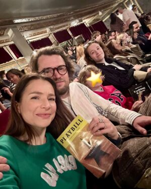 Anna Dereszowska Instagram - Broadway to bez dwóch zdań teatralne serce Nowego Jorku. Znajdziemy tu różne formy sceniczne (obecnie można na przykład zobaczyć „Otella” z Jake’em Gyllenhaalem i Denzelem Washingtonem czy „Good Night, and Good Luck” z George’em Clooneyem), ale właśnie musicale są jego znakiem rozpoznawczym.

Spośród szerokiej oferty granych tytułów wybraliśmy dwa – „Aladdin” z myślą o Maksiu oraz „Hamilton” z myślą o Lence. Ten pierwszy — jak mówiły dzieci — spoko, ale szału nie ma. Natomiast Hamilton nas pozamiatał.

Żadna z tych realizacji nie jest nowa. Hamilton jest grany na Broadwayu prawie 10 lat i oglądaliśmy kolejną już obsadę. Nie zmienia to faktu, że jest fenomenalny! Znakomita rola tytułowa, niezwykle zabawny król, fantastyczna główna rola kobieca.

Jak oni śpiewają!!!!! Jak harmonizują ze sobą. Z jaką łatwością (oczywiście pozorną, wymagającą ogromnej pracy) przychodzi im operowanie głosem – od pianissimo do forte. Jak fachowo sterują nastrojami publiczności. Chichraliśmy się w głos, a pod koniec dwa razy z Leną płakałyśmy jak dzieciaki.

Zamiast klasycznych dialogów mamy płynnie przechodzące w siebie utwory, niosące całą narrację. Muzyka to mieszanka hip-hopu (nawet Jefferson rapuje! 😅), R&B, soulu i musicalowej klasyki. Świetne aranżacje, oczywiście żywa orkiestra pod sceną, genialne światło i mądrze wykorzystana obrotówka na scenie oraz prosta, a jednocześnie dająca duże możliwości scenografia – wszystko dopracowane w najmniejszym szczególe. Nawet nasz Maks siedział jak zahipnotyzowany, a spektakl do najkrótszych nie należy.

Na scenie ożywa historia ojców założycieli Stanów Zjednoczonych (podobiznę Aleksandra Hamiltona znajdziecie na banknocie 10$), ale opowiedziana współczesnym językiem i muzyką.

Twórcą tego fenomenu jest Lin-Manuel Miranda (@lin_manuel) – autor tekstu i muzyki, a także pierwszy odtwórca roli Alexandra Hamiltona (polskim widzom może być znany z filmu Mary Poppins powraca).

Dziś w roli Hamiltona na Broadwayu występuje Trey Curtis (@thetreycurtis) – młody, zdolny, z charyzmą, której nie da się podrobić. Jestem pod ogromnym wrażeniem – wow! 🔥👏

#broadway #hamilton #musical #linmanuelmiranda #nowyjork #treycurtis #theatre #nyc