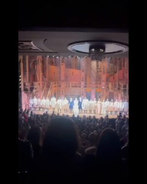 Anna Dereszowska Instagram - Broadway to bez dwóch zdań teatralne serce Nowego Jorku. Znajdziemy tu różne formy sceniczne (obecnie można na przykład zobaczyć „Otella” z Jake’em Gyllenhaalem i Denzelem Washingtonem czy „Good Night, and Good Luck” z George’em Clooneyem), ale właśnie musicale są jego znakiem rozpoznawczym.

Spośród szerokiej oferty granych tytułów wybraliśmy dwa – „Aladdin” z myślą o Maksiu oraz „Hamilton” z myślą o Lence. Ten pierwszy — jak mówiły dzieci — spoko, ale szału nie ma. Natomiast Hamilton nas pozamiatał.

Żadna z tych realizacji nie jest nowa. Hamilton jest grany na Broadwayu prawie 10 lat i oglądaliśmy kolejną już obsadę. Nie zmienia to faktu, że jest fenomenalny! Znakomita rola tytułowa, niezwykle zabawny król, fantastyczna główna rola kobieca.

Jak oni śpiewają!!!!! Jak harmonizują ze sobą. Z jaką łatwością (oczywiście pozorną, wymagającą ogromnej pracy) przychodzi im operowanie głosem – od pianissimo do forte. Jak fachowo sterują nastrojami publiczności. Chichraliśmy się w głos, a pod koniec dwa razy z Leną płakałyśmy jak dzieciaki.

Zamiast klasycznych dialogów mamy płynnie przechodzące w siebie utwory, niosące całą narrację. Muzyka to mieszanka hip-hopu (nawet Jefferson rapuje! 😅), R&B, soulu i musicalowej klasyki. Świetne aranżacje, oczywiście żywa orkiestra pod sceną, genialne światło i mądrze wykorzystana obrotówka na scenie oraz prosta, a jednocześnie dająca duże możliwości scenografia – wszystko dopracowane w najmniejszym szczególe. Nawet nasz Maks siedział jak zahipnotyzowany, a spektakl do najkrótszych nie należy.

Na scenie ożywa historia ojców założycieli Stanów Zjednoczonych (podobiznę Aleksandra Hamiltona znajdziecie na banknocie 10$), ale opowiedziana współczesnym językiem i muzyką.

Twórcą tego fenomenu jest Lin-Manuel Miranda (@lin_manuel) – autor tekstu i muzyki, a także pierwszy odtwórca roli Alexandra Hamiltona (polskim widzom może być znany z filmu Mary Poppins powraca).

Dziś w roli Hamiltona na Broadwayu występuje Trey Curtis (@thetreycurtis) – młody, zdolny, z charyzmą, której nie da się podrobić. Jestem pod ogromnym wrażeniem – wow! 🔥👏

#broadway #hamilton #musical #linmanuelmiranda #nowyjork #treycurtis #theatre #nyc