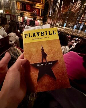 Anna Dereszowska Instagram - Broadway to bez dwóch zdań teatralne serce Nowego Jorku. Znajdziemy tu różne formy sceniczne (obecnie można na przykład zobaczyć „Otella” z Jake’em Gyllenhaalem i Denzelem Washingtonem czy „Good Night, and Good Luck” z George’em Clooneyem), ale właśnie musicale są jego znakiem rozpoznawczym.

Spośród szerokiej oferty granych tytułów wybraliśmy dwa – „Aladdin” z myślą o Maksiu oraz „Hamilton” z myślą o Lence. Ten pierwszy — jak mówiły dzieci — spoko, ale szału nie ma. Natomiast Hamilton nas pozamiatał.

Żadna z tych realizacji nie jest nowa. Hamilton jest grany na Broadwayu prawie 10 lat i oglądaliśmy kolejną już obsadę. Nie zmienia to faktu, że jest fenomenalny! Znakomita rola tytułowa, niezwykle zabawny król, fantastyczna główna rola kobieca.

Jak oni śpiewają!!!!! Jak harmonizują ze sobą. Z jaką łatwością (oczywiście pozorną, wymagającą ogromnej pracy) przychodzi im operowanie głosem – od pianissimo do forte. Jak fachowo sterują nastrojami publiczności. Chichraliśmy się w głos, a pod koniec dwa razy z Leną płakałyśmy jak dzieciaki.

Zamiast klasycznych dialogów mamy płynnie przechodzące w siebie utwory, niosące całą narrację. Muzyka to mieszanka hip-hopu (nawet Jefferson rapuje! 😅), R&B, soulu i musicalowej klasyki. Świetne aranżacje, oczywiście żywa orkiestra pod sceną, genialne światło i mądrze wykorzystana obrotówka na scenie oraz prosta, a jednocześnie dająca duże możliwości scenografia – wszystko dopracowane w najmniejszym szczególe. Nawet nasz Maks siedział jak zahipnotyzowany, a spektakl do najkrótszych nie należy.

Na scenie ożywa historia ojców założycieli Stanów Zjednoczonych (podobiznę Aleksandra Hamiltona znajdziecie na banknocie 10$), ale opowiedziana współczesnym językiem i muzyką.

Twórcą tego fenomenu jest Lin-Manuel Miranda (@lin_manuel) – autor tekstu i muzyki, a także pierwszy odtwórca roli Alexandra Hamiltona (polskim widzom może być znany z filmu Mary Poppins powraca).

Dziś w roli Hamiltona na Broadwayu występuje Trey Curtis (@thetreycurtis) – młody, zdolny, z charyzmą, której nie da się podrobić. Jestem pod ogromnym wrażeniem – wow! 🔥👏

#broadway #hamilton #musical #linmanuelmiranda #nowyjork #treycurtis #theatre #nyc