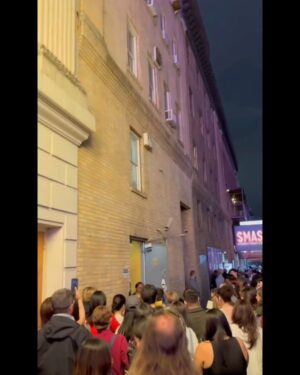 Anna Dereszowska Instagram - Broadway to bez dwóch zdań teatralne serce Nowego Jorku. Znajdziemy tu różne formy sceniczne (obecnie można na przykład zobaczyć „Otella” z Jake’em Gyllenhaalem i Denzelem Washingtonem czy „Good Night, and Good Luck” z George’em Clooneyem), ale właśnie musicale są jego znakiem rozpoznawczym.

Spośród szerokiej oferty granych tytułów wybraliśmy dwa – „Aladdin” z myślą o Maksiu oraz „Hamilton” z myślą o Lence. Ten pierwszy — jak mówiły dzieci — spoko, ale szału nie ma. Natomiast Hamilton nas pozamiatał.

Żadna z tych realizacji nie jest nowa. Hamilton jest grany na Broadwayu prawie 10 lat i oglądaliśmy kolejną już obsadę. Nie zmienia to faktu, że jest fenomenalny! Znakomita rola tytułowa, niezwykle zabawny król, fantastyczna główna rola kobieca.

Jak oni śpiewają!!!!! Jak harmonizują ze sobą. Z jaką łatwością (oczywiście pozorną, wymagającą ogromnej pracy) przychodzi im operowanie głosem – od pianissimo do forte. Jak fachowo sterują nastrojami publiczności. Chichraliśmy się w głos, a pod koniec dwa razy z Leną płakałyśmy jak dzieciaki.

Zamiast klasycznych dialogów mamy płynnie przechodzące w siebie utwory, niosące całą narrację. Muzyka to mieszanka hip-hopu (nawet Jefferson rapuje! 😅), R&B, soulu i musicalowej klasyki. Świetne aranżacje, oczywiście żywa orkiestra pod sceną, genialne światło i mądrze wykorzystana obrotówka na scenie oraz prosta, a jednocześnie dająca duże możliwości scenografia – wszystko dopracowane w najmniejszym szczególe. Nawet nasz Maks siedział jak zahipnotyzowany, a spektakl do najkrótszych nie należy.

Na scenie ożywa historia ojców założycieli Stanów Zjednoczonych (podobiznę Aleksandra Hamiltona znajdziecie na banknocie 10$), ale opowiedziana współczesnym językiem i muzyką.

Twórcą tego fenomenu jest Lin-Manuel Miranda (@lin_manuel) – autor tekstu i muzyki, a także pierwszy odtwórca roli Alexandra Hamiltona (polskim widzom może być znany z filmu Mary Poppins powraca).

Dziś w roli Hamiltona na Broadwayu występuje Trey Curtis (@thetreycurtis) – młody, zdolny, z charyzmą, której nie da się podrobić. Jestem pod ogromnym wrażeniem – wow! 🔥👏

#broadway #hamilton #musical #linmanuelmiranda #nowyjork #treycurtis #theatre #nyc