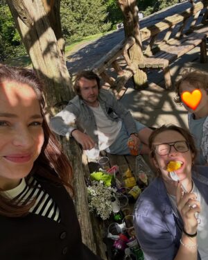 Anna Dereszowska Instagram - Kilka (naście 😅) kadrów z naszej dotychczasowej przygody w NYC.

Codziennie mamy na liczniku ponad 20 tysięcy kroków – i tyle samo powodów do zachwytu.😍

Za nami wspólne świętowanie 17. urodzin Lenki w nowojorskim anturażu, niejeden piknik w Central Parku, rejs wokół Statuy Wolności, podziwianie miasta z The Summit za dnia i The Edge w „magic hour”, odwiedziny nowojorskiego zoo, w którym – co prawda – nie ma gwiazd z „Madagaskaru” 🦁🦓🦒, ale niedźwiedź, pantera śnieżna i foki akrobatki zrobiły robotę.

Museum of Natural History jest genialne – można spędzić tam naprawdę wiele godzin. Idealna opcja na niepogodę. Piętro poświęcone dinozaurom jest świetne – można stanąć oko w oko z tyranozaurem! Zachwyciła nas też kolekcja minerałów 💎 i Hayden Planetarium... niesamowita podróż przez czas, gwiazdy i przestrzeń 💫.

Nowojorska biblioteka publiczna to absolutna perełka. Rose Main Reading Room, olbrzymia sala z malowanym sufitem i rzędami drewnianych biurek zrobiła na nas ogromne wrażenie. W takim wnętrzu aż chce się zaszyć z książką na długie godziny.🤓

Wpadliśmy też do największego Apple Store’a. Gogle XR Apple Vision Pro to coś nie do opisania. Daniel powiedział, że „mózg mu wybuchł” 🤯 – i trudno się dziwić. To nie tylko gadżet, ale technologia, która dla wielu może stać się „oknem na świat”.

Rowerami przemierzyliśmy, między innymi, Williamsburg Bridge (piękne widoki) i Most Brookliński, choć ten drugi dużo lepiej przejść spacerem. Nowa ścieżka rowerowa jest nisko – bez widoku, między jezdnią a murem.🤷‍♀️

Kulinarnie NY nas nie zawodzi - dzielnica Hell’s Kitchen słynie z fantastycznych restauracji. Można tu spróbować kuchni z całego świata na naprawdę wysokim poziomie. Amerykański must - burgery! Wiadomo, że musiały się pojawić na naszych talerzach (nie raz😋) i do tej pory trafialiśmy na same absolutnie prze-py-szne!🥰

A to jeszcze nie koniec nowojorskiej relacji.
Stay tuned! 🗽📸

(IGSy z podróży z tipami, polecajkami i wrażeniami przypięłam w profilu)

#nyc #nowyjork #citybreak #centralpark #statueliberty #museumofnaturalhistory #theedge #thesummit #applevisionpro #brooklynbridge #nypl #williamsburgbridge #travelgram #roweremprzezmisto #usa