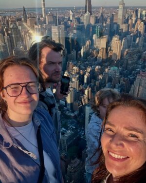 Anna Dereszowska Instagram - Kilka (naście 😅) kadrów z naszej dotychczasowej przygody w NYC.

Codziennie mamy na liczniku ponad 20 tysięcy kroków – i tyle samo powodów do zachwytu.😍

Za nami wspólne świętowanie 17. urodzin Lenki w nowojorskim anturażu, niejeden piknik w Central Parku, rejs wokół Statuy Wolności, podziwianie miasta z The Summit za dnia i The Edge w „magic hour”, odwiedziny nowojorskiego zoo, w którym – co prawda – nie ma gwiazd z „Madagaskaru” 🦁🦓🦒, ale niedźwiedź, pantera śnieżna i foki akrobatki zrobiły robotę.

Museum of Natural History jest genialne – można spędzić tam naprawdę wiele godzin. Idealna opcja na niepogodę. Piętro poświęcone dinozaurom jest świetne – można stanąć oko w oko z tyranozaurem! Zachwyciła nas też kolekcja minerałów 💎 i Hayden Planetarium... niesamowita podróż przez czas, gwiazdy i przestrzeń 💫.

Nowojorska biblioteka publiczna to absolutna perełka. Rose Main Reading Room, olbrzymia sala z malowanym sufitem i rzędami drewnianych biurek zrobiła na nas ogromne wrażenie. W takim wnętrzu aż chce się zaszyć z książką na długie godziny.🤓

Wpadliśmy też do największego Apple Store’a. Gogle XR Apple Vision Pro to coś nie do opisania. Daniel powiedział, że „mózg mu wybuchł” 🤯 – i trudno się dziwić. To nie tylko gadżet, ale technologia, która dla wielu może stać się „oknem na świat”.

Rowerami przemierzyliśmy, między innymi, Williamsburg Bridge (piękne widoki) i Most Brookliński, choć ten drugi dużo lepiej przejść spacerem. Nowa ścieżka rowerowa jest nisko – bez widoku, między jezdnią a murem.🤷‍♀️

Kulinarnie NY nas nie zawodzi - dzielnica Hell’s Kitchen słynie z fantastycznych restauracji. Można tu spróbować kuchni z całego świata na naprawdę wysokim poziomie. Amerykański must - burgery! Wiadomo, że musiały się pojawić na naszych talerzach (nie raz😋) i do tej pory trafialiśmy na same absolutnie prze-py-szne!🥰

A to jeszcze nie koniec nowojorskiej relacji.
Stay tuned! 🗽📸

(IGSy z podróży z tipami, polecajkami i wrażeniami przypięłam w profilu)

#nyc #nowyjork #citybreak #centralpark #statueliberty #museumofnaturalhistory #theedge #thesummit #applevisionpro #brooklynbridge #nypl #williamsburgbridge #travelgram #roweremprzezmisto #usa
