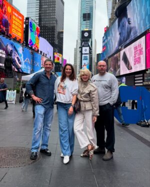Anna Dereszowska Instagram - Emocje po amerykańskiej przygodzie „Wstydu” zostaną we mnie na długo! 🇺🇸🎭

Polonia w Chicago, New Jersey i Connecticut dała mi ogromną dawkę pozytywnej energii. 💛 Wspaniale było przyjechać do Was z oryginalną, polską sztuką Marka Modzelewskiego — aktualnym, zabawnym, ale i dotkliwym „Wstydem”.

Po spektaklach wiele razy słyszałam, jak ważny jest dla Was kontakt z polską kulturą — i że czekacie na więcej!

@spektaklove – może czas na szersze tournée światowe? 😅 Ja jestem gotowa… chyba!

Tymczasem wracamy na trasę po Polsce!
📍 Dziś: Poznań
📍 Jutro: Kielce
📍 Sobota: Cieszyn
📍 Niedziela: Kraków

Z kim się widzę? 🙌

PS
Spacerując po Nowym Jorku z rodziną, spotkałam dwie panie, które były na naszych spektaklach. ❤️Świat jest nieprawdopodobnie maleńki!

#teatr #kochamteatr