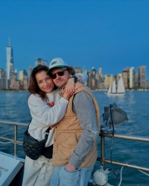 Anna Dereszowska Instagram - Kilka (naście 😅) kadrów z naszej dotychczasowej przygody w NYC.

Codziennie mamy na liczniku ponad 20 tysięcy kroków – i tyle samo powodów do zachwytu.😍

Za nami wspólne świętowanie 17. urodzin Lenki w nowojorskim anturażu, niejeden piknik w Central Parku, rejs wokół Statuy Wolności, podziwianie miasta z The Summit za dnia i The Edge w „magic hour”, odwiedziny nowojorskiego zoo, w którym – co prawda – nie ma gwiazd z „Madagaskaru” 🦁🦓🦒, ale niedźwiedź, pantera śnieżna i foki akrobatki zrobiły robotę.

Museum of Natural History jest genialne – można spędzić tam naprawdę wiele godzin. Idealna opcja na niepogodę. Piętro poświęcone dinozaurom jest świetne – można stanąć oko w oko z tyranozaurem! Zachwyciła nas też kolekcja minerałów 💎 i Hayden Planetarium... niesamowita podróż przez czas, gwiazdy i przestrzeń 💫.

Nowojorska biblioteka publiczna to absolutna perełka. Rose Main Reading Room, olbrzymia sala z malowanym sufitem i rzędami drewnianych biurek zrobiła na nas ogromne wrażenie. W takim wnętrzu aż chce się zaszyć z książką na długie godziny.🤓

Wpadliśmy też do największego Apple Store’a. Gogle XR Apple Vision Pro to coś nie do opisania. Daniel powiedział, że „mózg mu wybuchł” 🤯 – i trudno się dziwić. To nie tylko gadżet, ale technologia, która dla wielu może stać się „oknem na świat”.

Rowerami przemierzyliśmy, między innymi, Williamsburg Bridge (piękne widoki) i Most Brookliński, choć ten drugi dużo lepiej przejść spacerem. Nowa ścieżka rowerowa jest nisko – bez widoku, między jezdnią a murem.🤷‍♀️

Kulinarnie NY nas nie zawodzi - dzielnica Hell’s Kitchen słynie z fantastycznych restauracji. Można tu spróbować kuchni z całego świata na naprawdę wysokim poziomie. Amerykański must - burgery! Wiadomo, że musiały się pojawić na naszych talerzach (nie raz😋) i do tej pory trafialiśmy na same absolutnie prze-py-szne!🥰

A to jeszcze nie koniec nowojorskiej relacji.
Stay tuned! 🗽📸

(IGSy z podróży z tipami, polecajkami i wrażeniami przypięłam w profilu)

#nyc #nowyjork #citybreak #centralpark #statueliberty #museumofnaturalhistory #theedge #thesummit #applevisionpro #brooklynbridge #nypl #williamsburgbridge #travelgram #roweremprzezmisto #usa