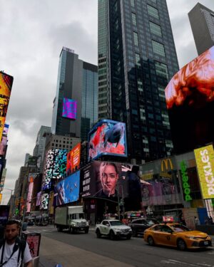Anna Dereszowska Instagram - Kilka (naście 😅) kadrów z naszej dotychczasowej przygody w NYC.

Codziennie mamy na liczniku ponad 20 tysięcy kroków – i tyle samo powodów do zachwytu.😍

Za nami wspólne świętowanie 17. urodzin Lenki w nowojorskim anturażu, niejeden piknik w Central Parku, rejs wokół Statuy Wolności, podziwianie miasta z The Summit za dnia i The Edge w „magic hour”, odwiedziny nowojorskiego zoo, w którym – co prawda – nie ma gwiazd z „Madagaskaru” 🦁🦓🦒, ale niedźwiedź, pantera śnieżna i foki akrobatki zrobiły robotę.

Museum of Natural History jest genialne – można spędzić tam naprawdę wiele godzin. Idealna opcja na niepogodę. Piętro poświęcone dinozaurom jest świetne – można stanąć oko w oko z tyranozaurem! Zachwyciła nas też kolekcja minerałów 💎 i Hayden Planetarium... niesamowita podróż przez czas, gwiazdy i przestrzeń 💫.

Nowojorska biblioteka publiczna to absolutna perełka. Rose Main Reading Room, olbrzymia sala z malowanym sufitem i rzędami drewnianych biurek zrobiła na nas ogromne wrażenie. W takim wnętrzu aż chce się zaszyć z książką na długie godziny.🤓

Wpadliśmy też do największego Apple Store’a. Gogle XR Apple Vision Pro to coś nie do opisania. Daniel powiedział, że „mózg mu wybuchł” 🤯 – i trudno się dziwić. To nie tylko gadżet, ale technologia, która dla wielu może stać się „oknem na świat”.

Rowerami przemierzyliśmy, między innymi, Williamsburg Bridge (piękne widoki) i Most Brookliński, choć ten drugi dużo lepiej przejść spacerem. Nowa ścieżka rowerowa jest nisko – bez widoku, między jezdnią a murem.🤷‍♀️

Kulinarnie NY nas nie zawodzi - dzielnica Hell’s Kitchen słynie z fantastycznych restauracji. Można tu spróbować kuchni z całego świata na naprawdę wysokim poziomie. Amerykański must - burgery! Wiadomo, że musiały się pojawić na naszych talerzach (nie raz😋) i do tej pory trafialiśmy na same absolutnie prze-py-szne!🥰

A to jeszcze nie koniec nowojorskiej relacji.
Stay tuned! 🗽📸

(IGSy z podróży z tipami, polecajkami i wrażeniami przypięłam w profilu)

#nyc #nowyjork #citybreak #centralpark #statueliberty #museumofnaturalhistory #theedge #thesummit #applevisionpro #brooklynbridge #nypl #williamsburgbridge #travelgram #roweremprzezmisto #usa