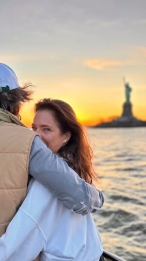 Anna Dereszowska Instagram - Zabieram Was w rejs widokowy wokół Statuy Wolności o zachodzie słońca! 🛳️🌆😍

#magichour #sunsetcruise
#statueofliberty #newyorkcity #nycviews #nycharbor #boatviews #manhattanskyline #travelgram #cityscape #bigapple