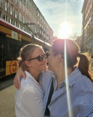 Anna Dereszowska Instagram - 17 lat! 17! Mówi, że jest stara 😜

Moje Słonko kończy dziś 17 lat!

Kotku mój, dziękuję Ci za każdy spędzony z Tobą dzień, za każdą chwilę wspólnych wzruszeń, śmiechu, smutku i radości. Dziękuję, że mogę Ci towarzyszyć, że pozwalasz mi mieć wgląd w Twój świat, zapraszasz mnie do niego, opowiadasz o nim, że dzielisz się ze mną swoim pięknym życiem. 🤍

Życzę Ci szczęścia. Życzę Ci spokoju, miłości, spełnienia, ciszy, kiedy jej potrzebujesz i radosnego zgiełku kiedy go zapragniesz.

Życzę Ci wiary w siebie — bo masz wszystko, czego trzeba, by spełniać swoje marzenia.💫

Kocham Cie z całego serca i z każdym dniem jestem z ciebie bardziej dumna. Mam nadzieję, że Ty z siebie również, bo masz ogrom powodów!

Jesteś odważna, silna, pełna pasji. Przed Tobą ogromna przygoda — i wiem, że przeżyjesz ją pięknie.

To będzie Twój rok Lenusiu!!! 
Kocham Cię nad życie ❤️❤️❤️