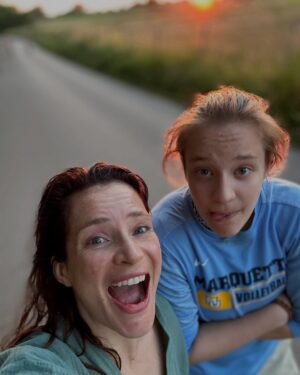 Anna Dereszowska Instagram - 17 lat! 17! Mówi, że jest stara 😜

Moje Słonko kończy dziś 17 lat!

Kotku mój, dziękuję Ci za każdy spędzony z Tobą dzień, za każdą chwilę wspólnych wzruszeń, śmiechu, smutku i radości. Dziękuję, że mogę Ci towarzyszyć, że pozwalasz mi mieć wgląd w Twój świat, zapraszasz mnie do niego, opowiadasz o nim, że dzielisz się ze mną swoim pięknym życiem. 🤍

Życzę Ci szczęścia. Życzę Ci spokoju, miłości, spełnienia, ciszy, kiedy jej potrzebujesz i radosnego zgiełku kiedy go zapragniesz.

Życzę Ci wiary w siebie — bo masz wszystko, czego trzeba, by spełniać swoje marzenia.💫

Kocham Cie z całego serca i z każdym dniem jestem z ciebie bardziej dumna. Mam nadzieję, że Ty z siebie również, bo masz ogrom powodów!

Jesteś odważna, silna, pełna pasji. Przed Tobą ogromna przygoda — i wiem, że przeżyjesz ją pięknie.

To będzie Twój rok Lenusiu!!! 
Kocham Cię nad życie ❤️❤️❤️