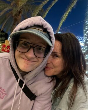 Anna Dereszowska Instagram - 17 lat! 17! Mówi, że jest stara 😜

Moje Słonko kończy dziś 17 lat!

Kotku mój, dziękuję Ci za każdy spędzony z Tobą dzień, za każdą chwilę wspólnych wzruszeń, śmiechu, smutku i radości. Dziękuję, że mogę Ci towarzyszyć, że pozwalasz mi mieć wgląd w Twój świat, zapraszasz mnie do niego, opowiadasz o nim, że dzielisz się ze mną swoim pięknym życiem. 🤍

Życzę Ci szczęścia. Życzę Ci spokoju, miłości, spełnienia, ciszy, kiedy jej potrzebujesz i radosnego zgiełku kiedy go zapragniesz.

Życzę Ci wiary w siebie — bo masz wszystko, czego trzeba, by spełniać swoje marzenia.💫

Kocham Cie z całego serca i z każdym dniem jestem z ciebie bardziej dumna. Mam nadzieję, że Ty z siebie również, bo masz ogrom powodów!

Jesteś odważna, silna, pełna pasji. Przed Tobą ogromna przygoda — i wiem, że przeżyjesz ją pięknie.

To będzie Twój rok Lenusiu!!! 
Kocham Cię nad życie ❤️❤️❤️