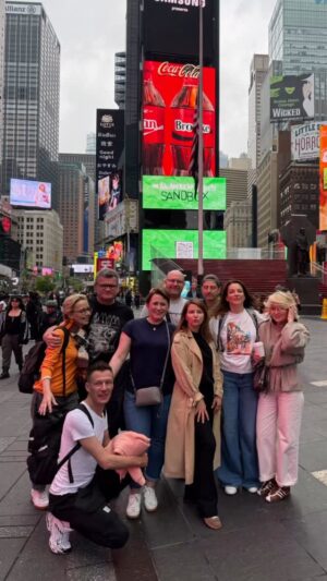 Anna Dereszowska Instagram - Kadry z naszych pierwszych dni w Nowym Jorku!🌆

Central Park, Muzeum Historii Naturalnej, spacer po Hudson Yards, Times Square, wizyta w największym salonie Apple (prawdziwa gratka dla technologicznych geeków 🤓)…

Robimy po 20 000 kroków dziennie, a to dopiero początek tej przygody! 🗽

Moc atrakcji jeszcze przed nami – musical, MoMA, The MET, punkty widokowe… i kto wie, co jeszcze! 

Macie swoje nowojorskie pewniaki? Coś, czego absolutnie nie można przegapić? 🤩

#NewYork #NYC #NowyJork #travelvibes #travelvlog #citythatneversleeps