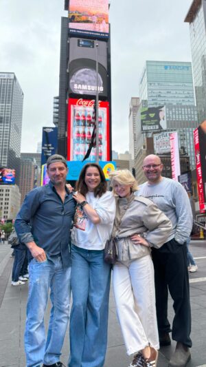 Anna Dereszowska Instagram - Pierwszy spektakl “Wstydu” w Nowym Jorku za nami! 🗽🇺🇸

Wczoraj po raz pierwszy zagraliśmy „Wstyd” dla cudownej Polonii w #newyork  Tyle wzruszenia, tyle śmiechu, tyle ciepła – czuliśmy się jak w domu, choć tysiące kilometrów od Polski.

To dla nas ogromna radość móc dzielić się teatrem właśnie tutaj.
Złapaliśmy dla Was kilka kadrów z naszej nowojorskiej przygody.

Dziękujemy, że jesteście z nami – nawet po drugiej stronie oceanu.

#WstydUSA #Spektaklove #NowyJork #PoloniaNY #TeatrZaOceanem