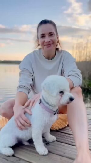 Anna Dereszowska Instagram - Z moich ukochanych Mazur ślę Wam wielkanocne uściski i całe mnóstwo dobrej energii!🫶

Niech te Święta będą dla Was czasem bliskości, spokoju, uśmiechu i oddechu od codzienności.

Niech będzie ciepło i jasno, nie tylko od słońca.☀️

Radosnych Świąt! 🐣

#mazury #mazurycudnatury #życzeniawielkanocne