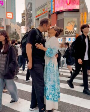 Anna Mucha Instagram - Całujemy. 

z Tokyo. 

z @kubawons 💋