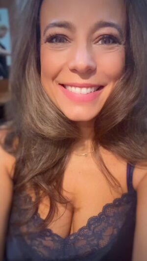Anna Mucha Instagram - [współpraca reklamowa z @neboa.pl ]

A Twoje włosy? 🎭 Komedia czy dramat?
 Dzisiaj pod prysznicem – seans z Neboa. 
Włosy też zasługują na chwilę relaksu. 
Najpierw szampon – bicie piany, dużo przyjemności i zero splątanych dramatów.  

Dla podbicia wrażenia: nałóż odżywkę na kilka minut, spłucz i ciesz się rezultatem. 

Efekt? Nawilżone, wygładzone włosy i ten zapach… 😍
 Voila – włosy, że mucha nie siada. Mogę wychodzić na scenę. 

A kosmetyki? Naturalne, wegańskie, i cruelty free. 🌱🐰
Bo dobrze traktować włosy to jedno – ale dobrze traktować planetę i zwierzaki? To dopiero klasa. 🌸👍🏽 
A jakby tego było mało, opakowania kosmetyków Neboa są nie tylko ładne, ale także zrobione w 50% z recyklingu i w 100% gotowe na drugą szansę. ♻️ ❤️ 

 #neboa #pielegnacjawlosow #haircare #mojachwilarelaksu