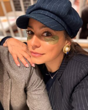 Anna Mucha Instagram - Nie spać! Zwiedzać! 
dziś taka stylóweczka 😎 
poniekąd w hołdzie dla tutejszych krawców, bo trzeba przyznać że Japończycy mają świetnie skrojone garnitury 

Osaka przywitała nas deszczem 
Dziś także mamy napięte plany, po więcej zaglądajcie na moje Stories i dołączcie do kanału 💋 

Ps. a tymczasem już zaczynam odliczanie do premiery Wacława 😎🤪😜 wpadajcie- 31.05 gramy w Małej Warszawie 
Sztuka tylko dla dorosłych 😈 rubaszna, pikantna i zaje… śmieszna ♥️ 

@magdaczerny_  dziękuję za ten piękny garnitur 💋