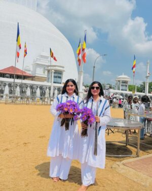 Anu Kanu Instagram - සම්බුදු සිසිලෙන් නිවී සැනසෙන සුබ වෙසක් මංගල්‍යක් වේවා...!!! 🌸 ☸️ 🙏 

Wishes For A Blessed Vesak Poya Day!

#vesakday #vesakfestival #anuradhapura #ruwanwelisaya #blessed #blessedday #wishes #blessing #vesak

#vesak2025 #vesakfestival