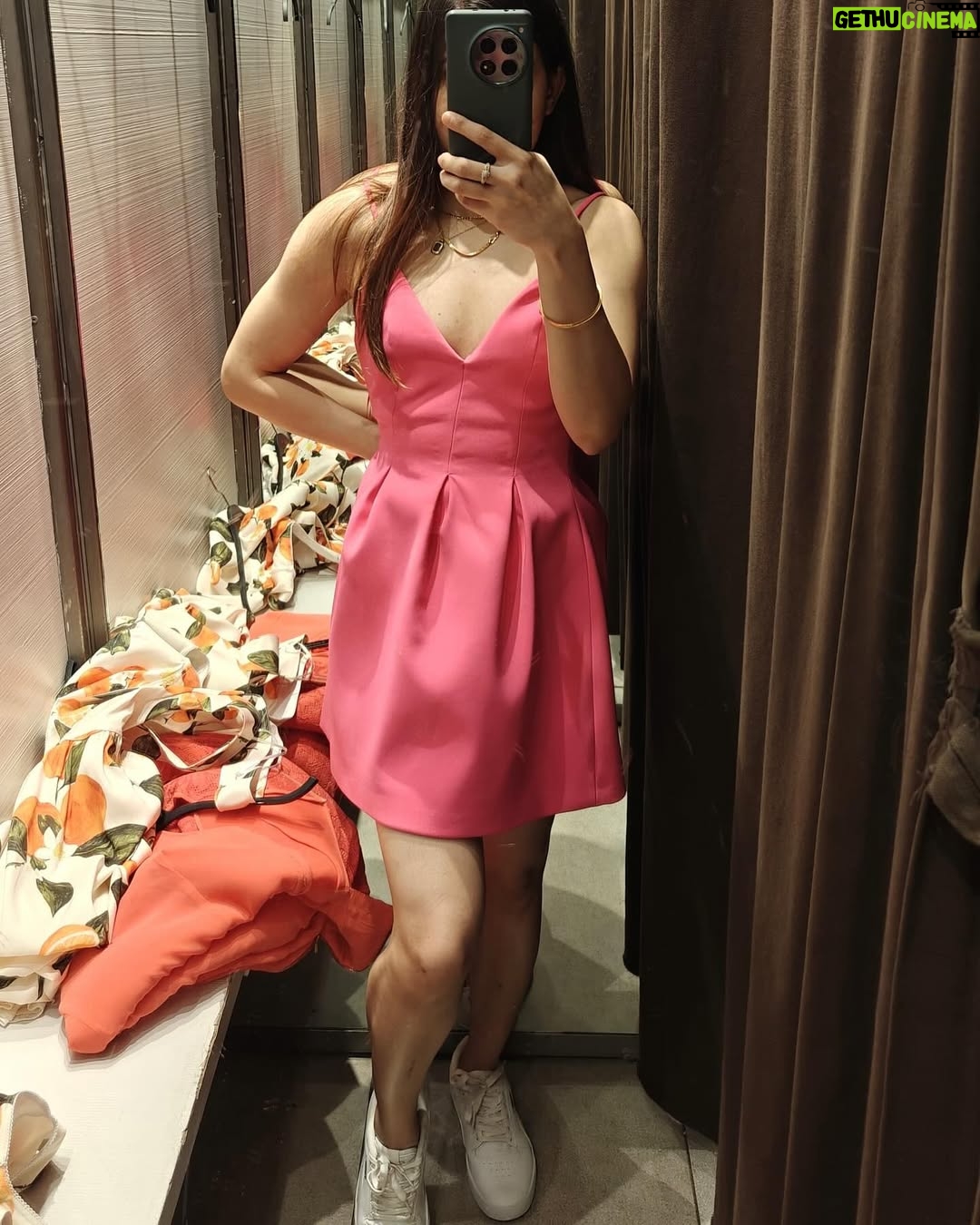 Anwesha Mukherjee - 2.3K Likes - A week that involved shopping, lots of work, good gym workouts with more weights, 2 big acne breakouts, in-laws visiting us for last week for Bengali new year, flexing and appreciating my tiny little gains. 🙏🏼🤗 How was your week ? #photodump #weekendvibes