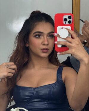 Apoorva Instagram - Kaleshi aurat ;) 
love this song @xo_sujeet ♥️